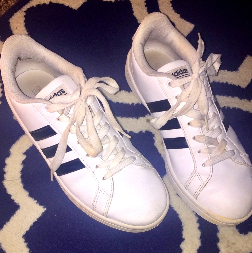 Tennis shoes